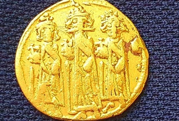 В Израиле нашли византийскую золотую монету с крестом на Голгофе